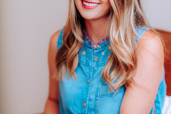 世界杯比赛现场座无虚席的宏大球场全景