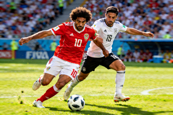 世界杯球星在比赛中激烈拼抢的精彩特写镜头